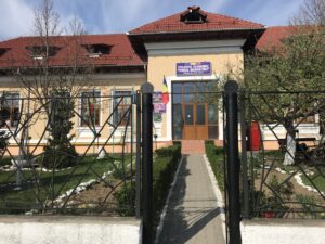 Buna ziua! Stimați profesori, dragi elevi
Colegiul Economic ”Virgil Madgearu” iși deschide porțile pentru un nou an școlar, moment încărcat de emoție, speranță și responsabilitate. Vă doresc tuturor sănătate, curaj și perseverență.
Elevilor le adresez urarea sinceră de a-și urma visurile cu încredere și de a transforma fiecare provocare într-o reușită. Împreună vom continua tradiția de excelență a colegiului nostru.
Program desfășurare:
-clasele a X-a și a XII-a, ÎP clasa a X-a, și a XI-a, interval orar 10-11;
-clasele a IX-a și a XI-a, interval orar 11-12;